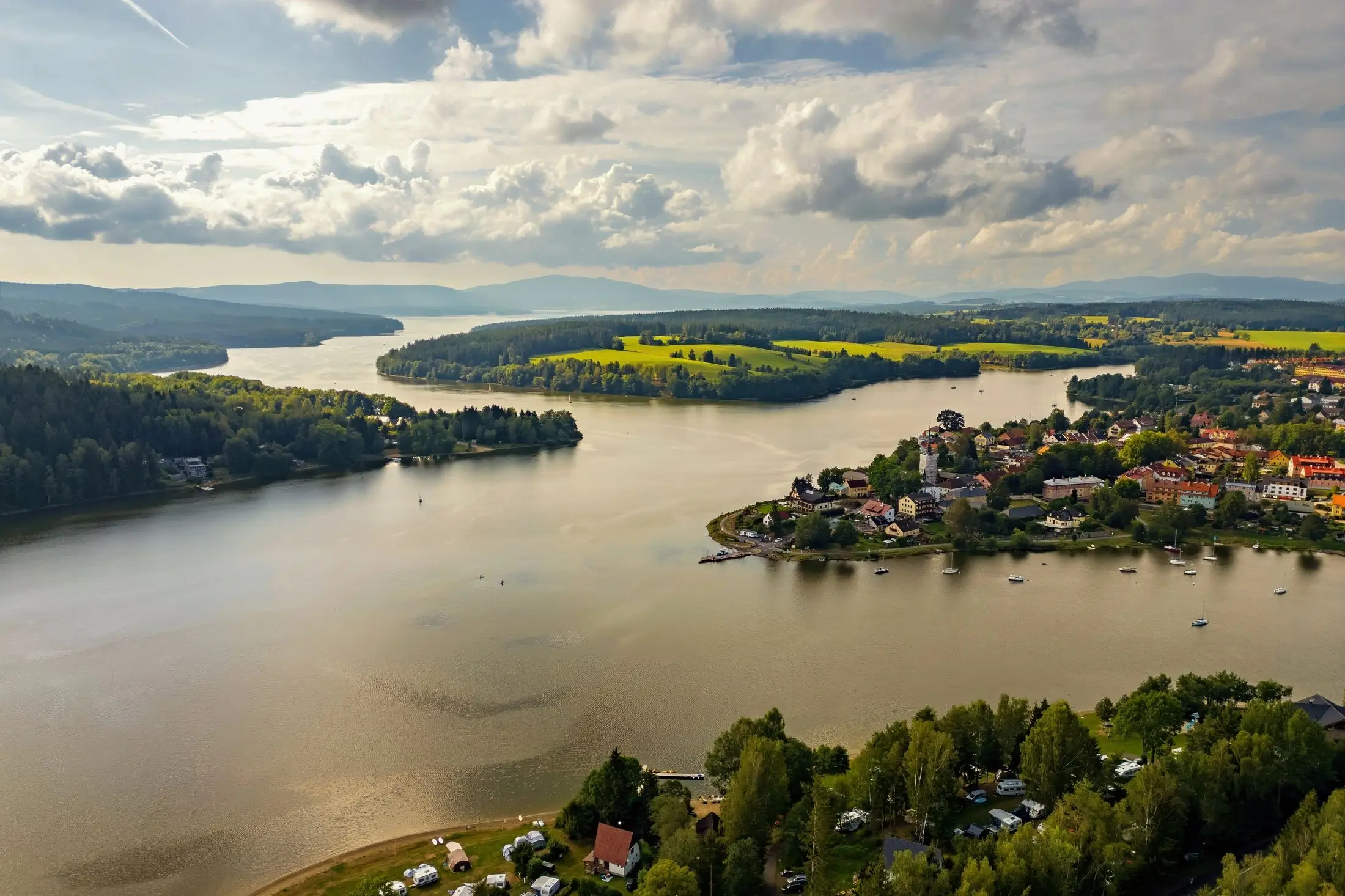 Frymburk na Lipně — letecký pohled na město, jezero a okolní krajinu